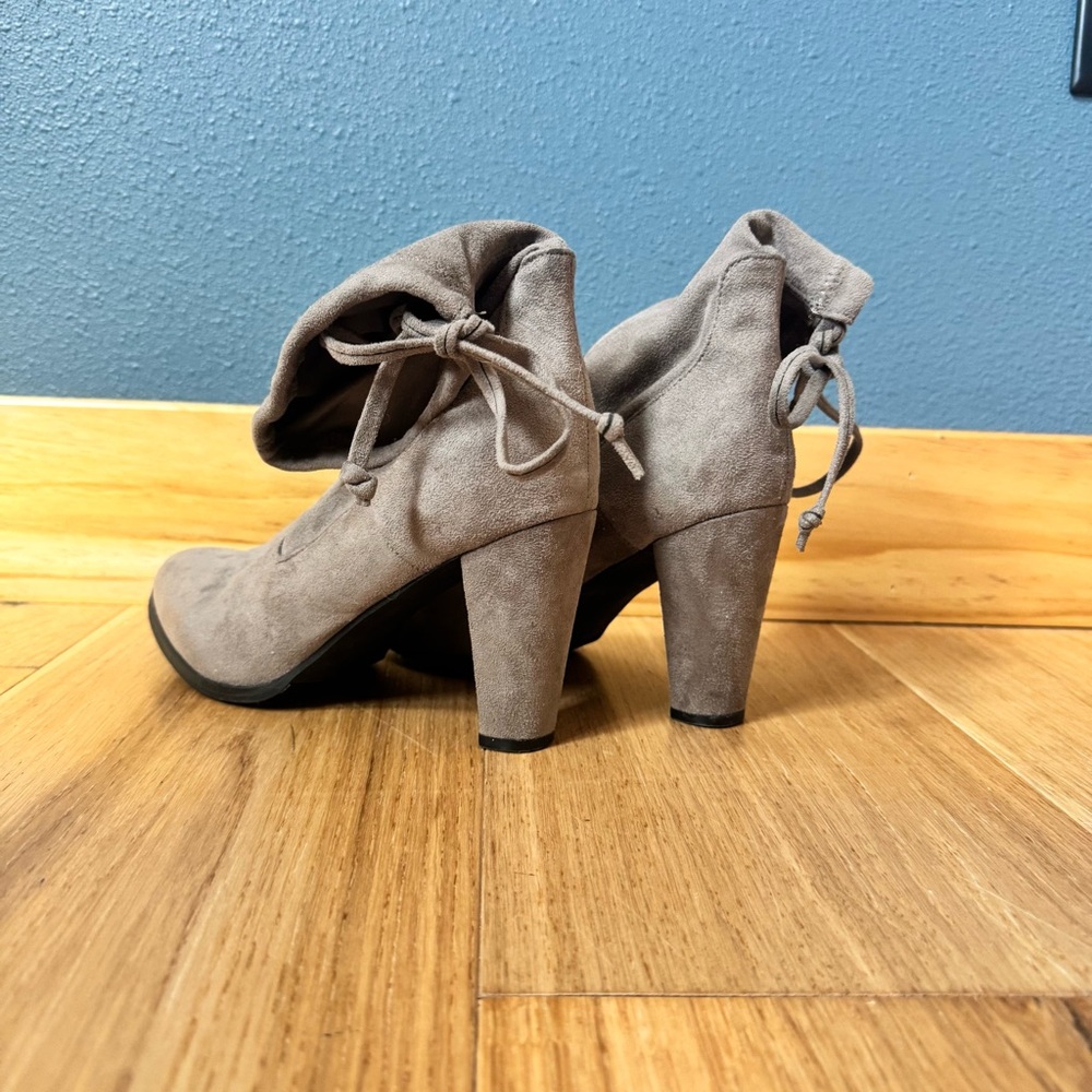 Catharine Maladrino Sorchanie Faux Suede Taupe/Gray 3.5” Ankle Bootie size 9 - Picture 8 of 12